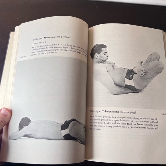 Vintage 1960 1st Edition “The Complete Illustrated Book of Yoga” by Swami Vishnu - Picture 7 of 10